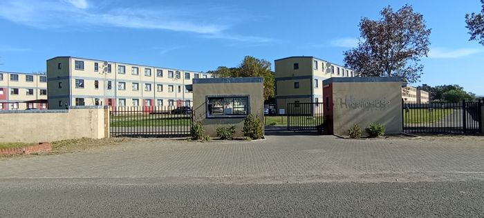 2-Bedroom Apartment in Madadeni D For Sale with Open Plan Living and Parking.