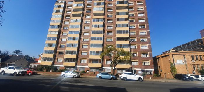 For Sale: Flat in Pietermaritzburg Central, 4 beds, balcony, 4 parking bays.