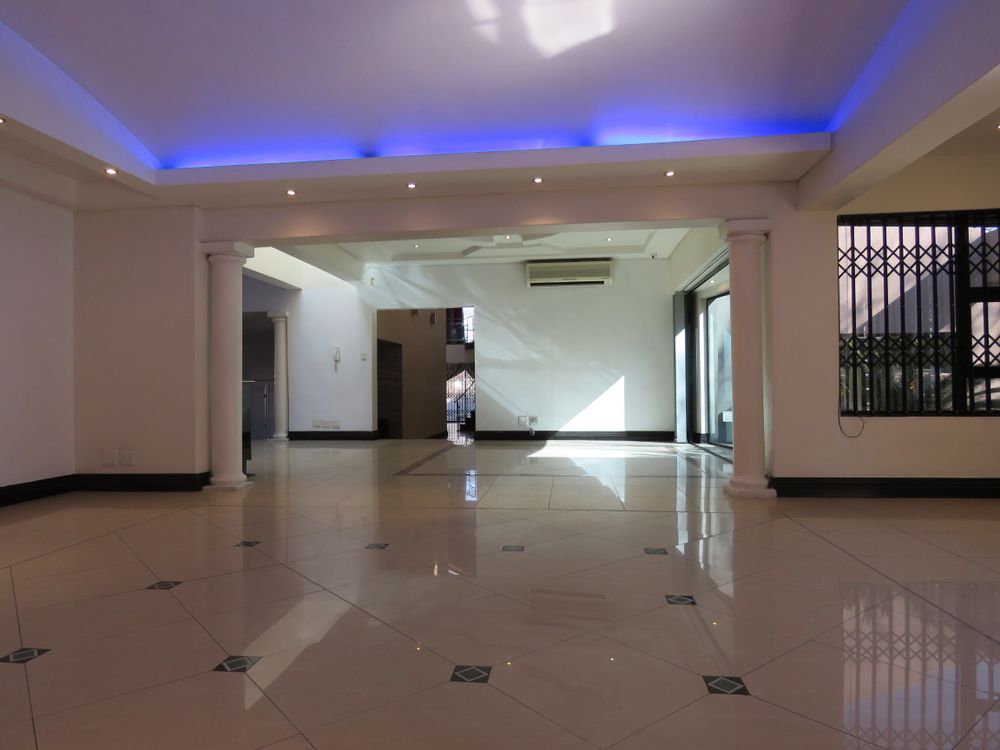 Entrance lounge leading onto dining room and kitchen