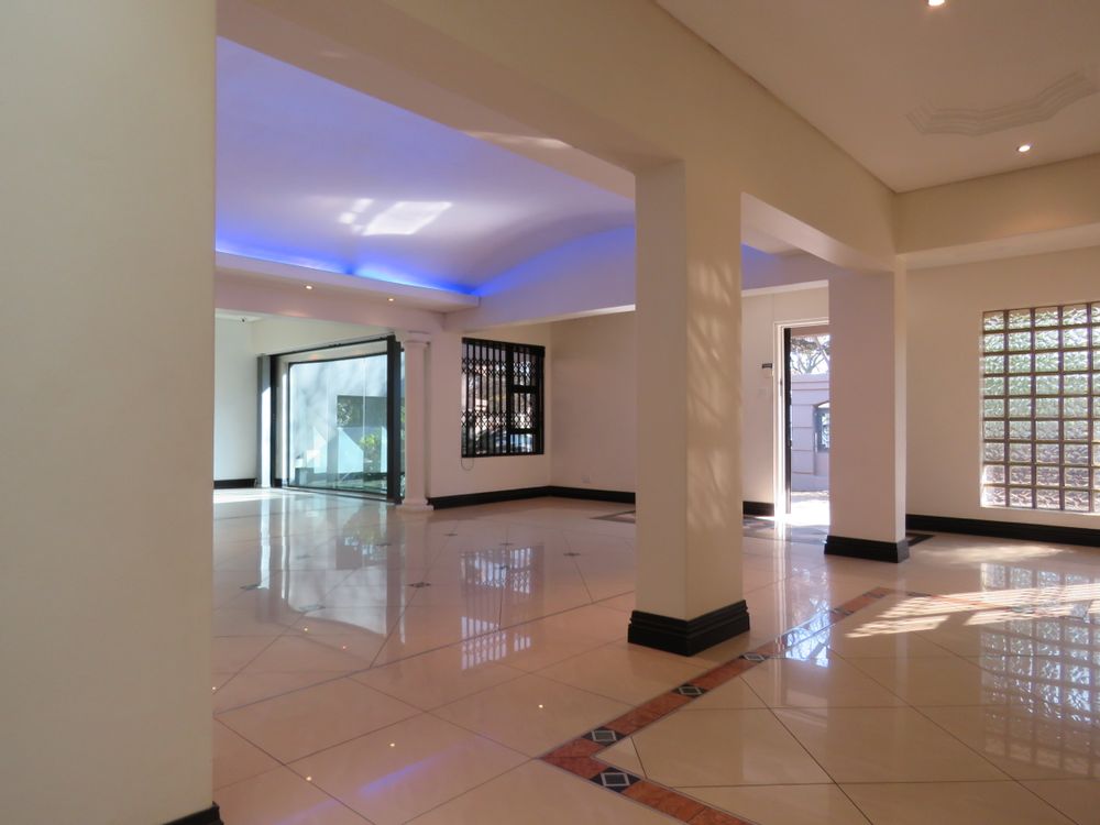 Entrance lounge leading onto dining room