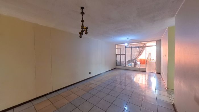 Sunnyside Flat For Sale: 2.5 bedrooms, lock-up garage, spacious living area.