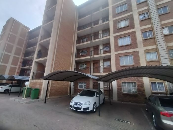 For Sale: 3-bedroom flat in Karenpark with parking, near hospital and shopping.