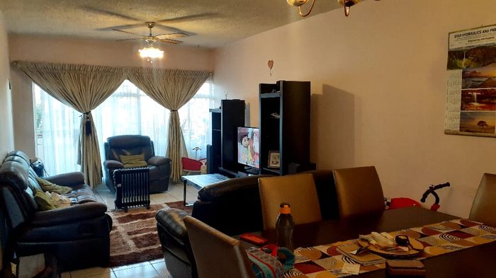 Secure 2-bedroom apartment in Vanderbijlpark Cw 2, near CBD, for sale.