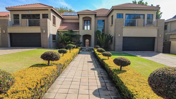 House For Sale in Pebble Rock Golf Village: 5 beds, pool, cinema, solar system.
