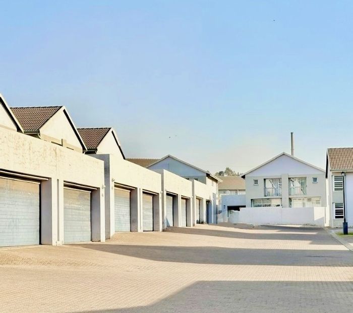 Die Heuwel Townhouse For Sale: 3 bedrooms, open-plan living, en-suite, covered parking.