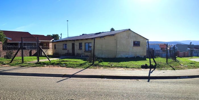 Kwanobuhle House For Sale: 4 bedrooms, large yard, near amenities and schools.