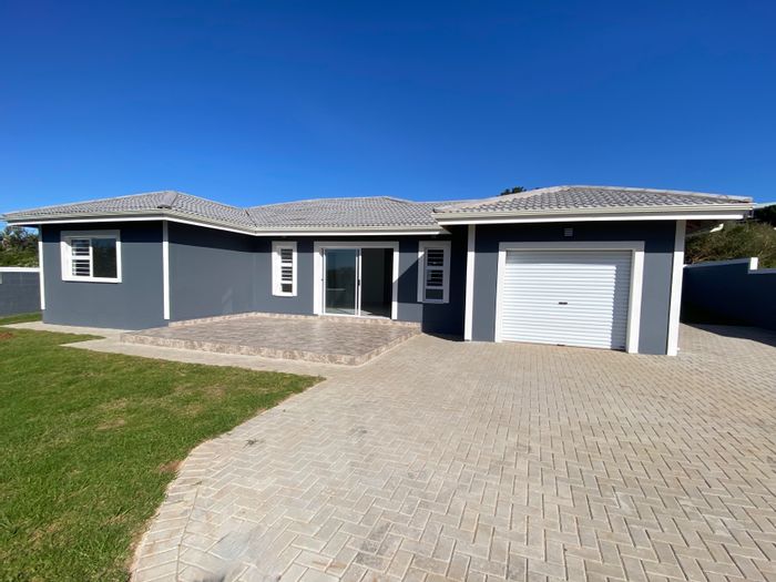 Cintsa East House For Sale: 3 Bedrooms, garage, rainwater tanks, sea views.