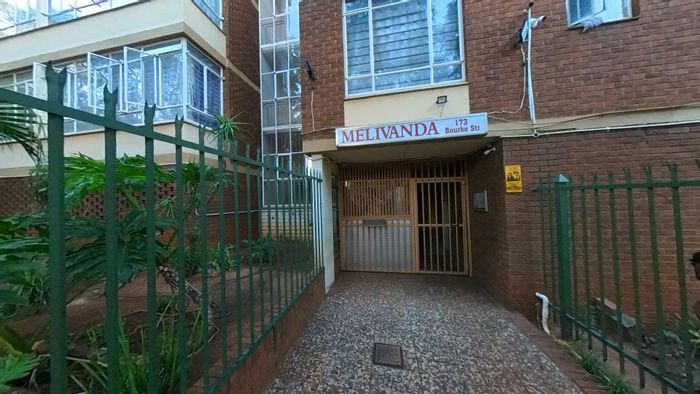 Flat for Sale in Muckleneuk: Secure building, garage, near universities and shops.