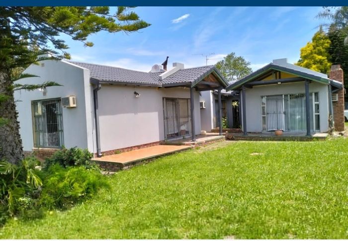 For Sale: Berlin House with 4 Bedrooms, 3.5 Bathrooms, Double Garage, Income Potential.