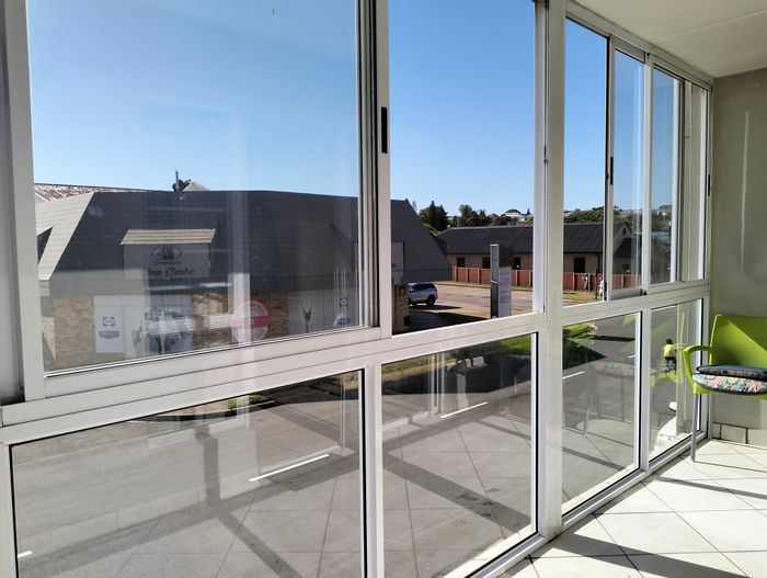 2-Bedroom Apartment To Rent in Jeffreys Bay Central, near beach and restaurants.