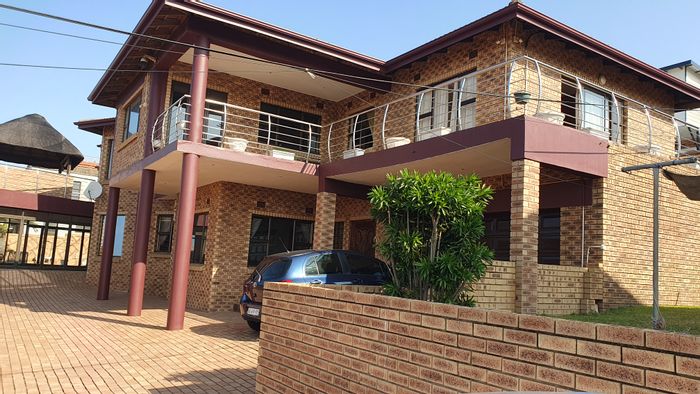 Oceanfront house in Treasure Beach for sale: 5 beds, pool, sauna, stunning views.