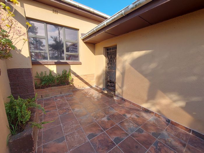 For Sale: House in Van Riebeeck Hoogte with 3 beds, flatlet, and braai area.