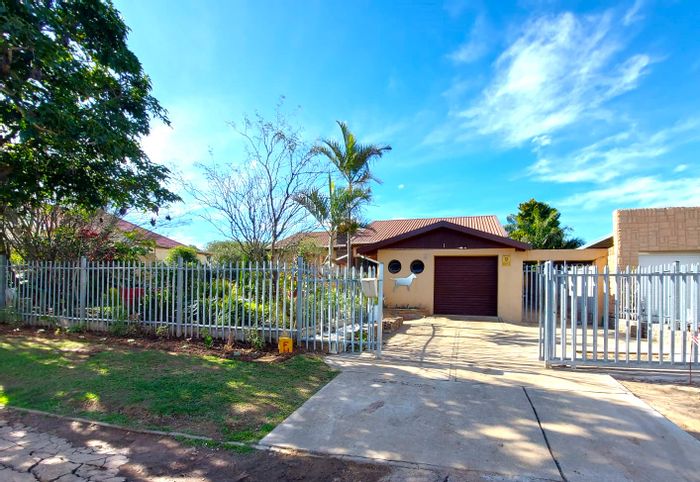 For Sale: House in Van Riebeeck Hoogte with 3 beds, flatlet, and braai area.