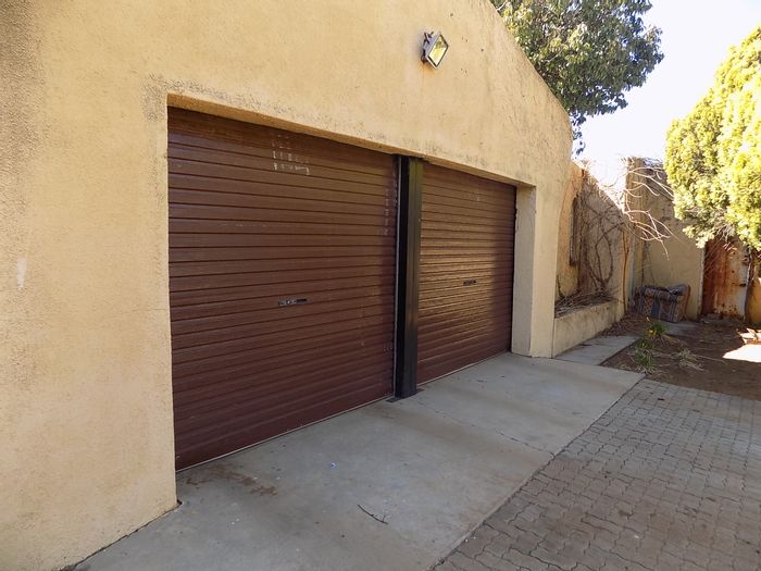 For Sale: House in Moosa Park with 4 bedrooms, pool, and entertainment lapa.