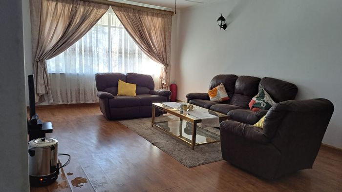 For Sale: Flat in Vanderbijlpark CW 3, 2 beds, secure parking, balcony access.