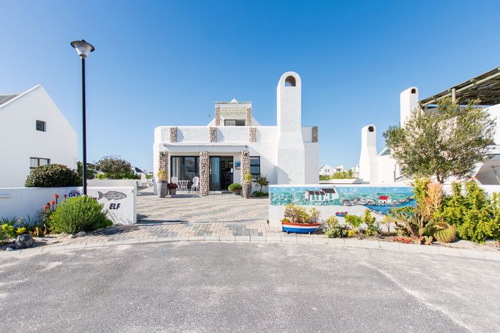 For Sale: Spacious Dwarskersbos house with ocean views, dual kitchens, and ample parking.