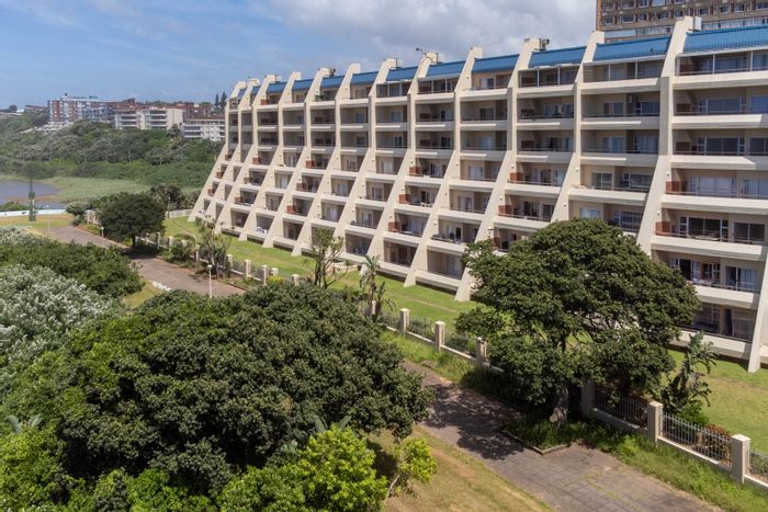 Amanzimtoti Apartment For Sale: Beachfront views, pools, braai area, secure parking.