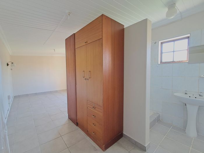 1-Bedroom Flat to Rent in Humansdorp Central with Off-Street Parking and Prepaid Electricity.