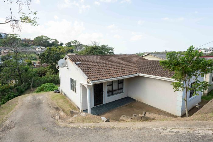 For Sale: House in Lovu with 3 bedrooms, private garden, and secure parking.