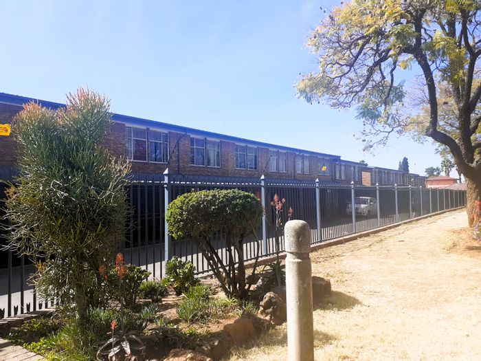 For Sale: House in Pretoria Gardens with 3 bedrooms, outdoor braai, and parking.