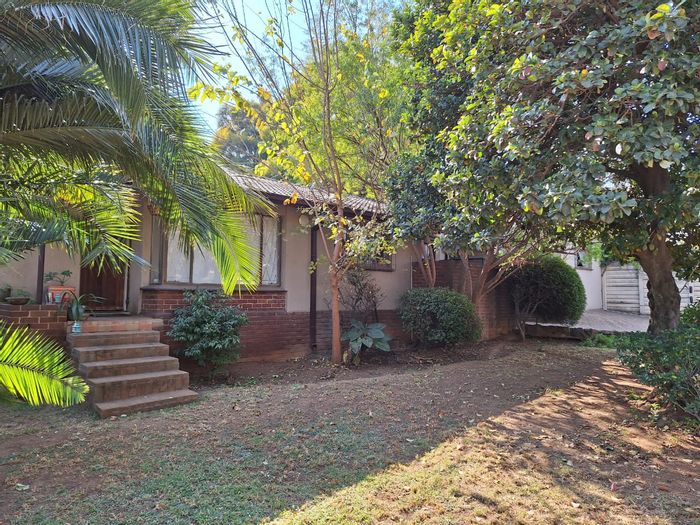 For Sale: House in Mimosa Park with 3 bedrooms, rental cabin, and studio.