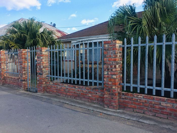 Cannon Hill House For Sale: 3 Bedrooms, Open Plan Living, Secure Community.