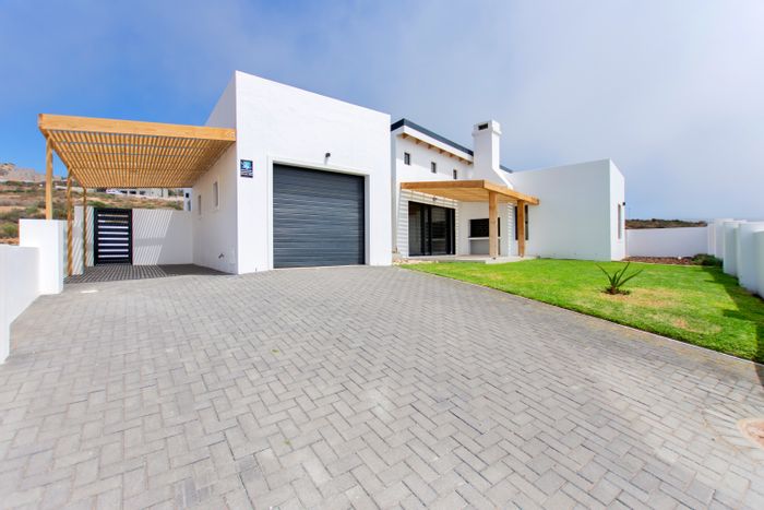 3-Bedroom House in Steenbergs Cove For Sale with Garden, Security, and Coastal Access.