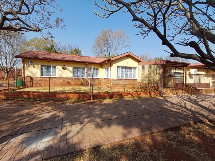 Strydfontein AH Farm For Sale: 3-bed home, borehole, prime development potential.