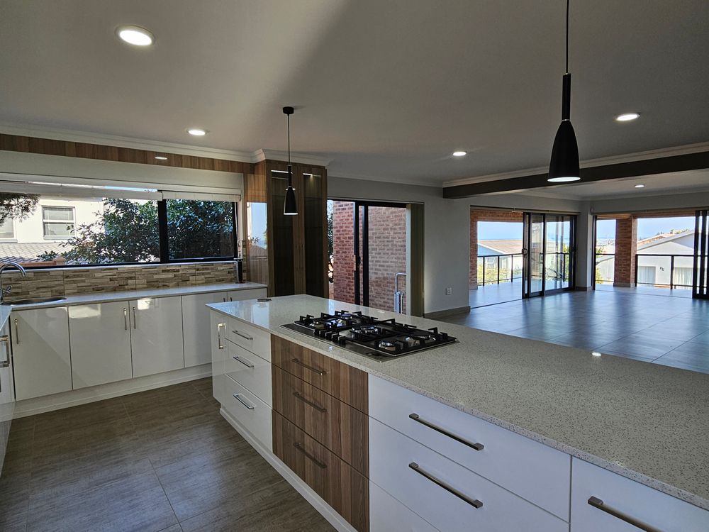 Open Plan Kitchen, TV & Dining Area