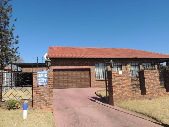 Elandspark House For Sale: 3 beds, flatlet, secure parking, spacious living areas.