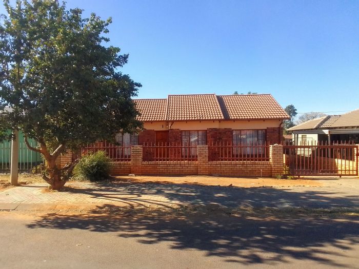 3-bedroom house to rent in Geelhoutpark with pet-friendly garden and tile flooring.