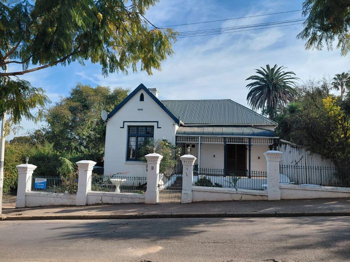 For Sale: Spacious Uitenhage Central house with 4 bedrooms, 5 bathrooms, and garage.