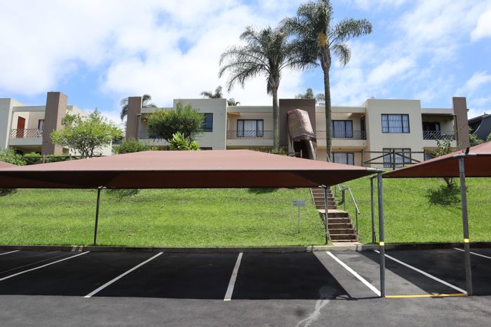 2-Bedroom Apartment in The Wolds with Balcony, Pool, and Clubhouse - To Rent