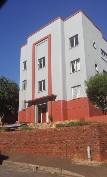 Umbilo Apartment For Sale: 2 Bedrooms, Renovation Opportunity, Convenient Location.