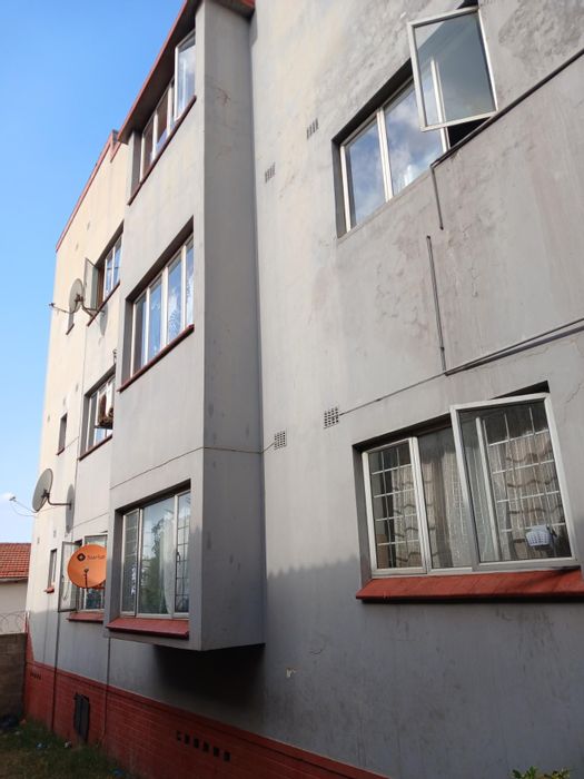 For Sale: 2-Bedroom Apartment in Umbilo, near transport and schools.