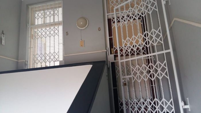 Umbilo Apartment For Sale: Spacious 2-bed, secure, close to transport routes.