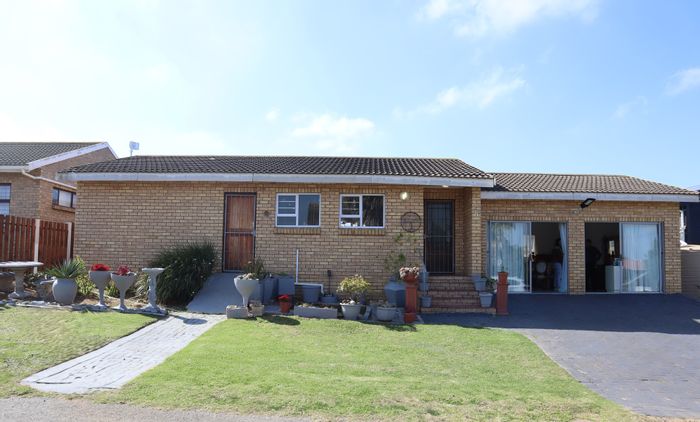 Wavecrest House For Sale: 3 bedrooms, garden, braai area, study room.