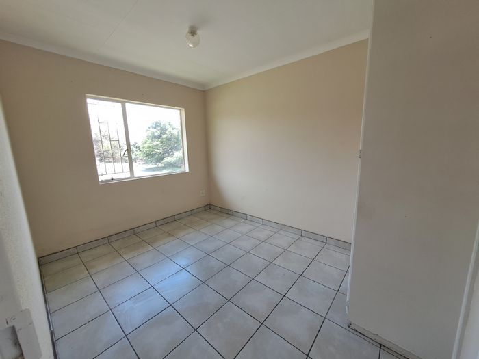 Rensburg Apartment For Sale: 2 Bedrooms, parking, secure complex, near amenities.