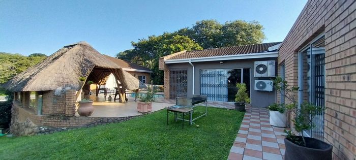 Umtentweni Apartment To Rent: Private room, shared amenities, pool, and parking included.