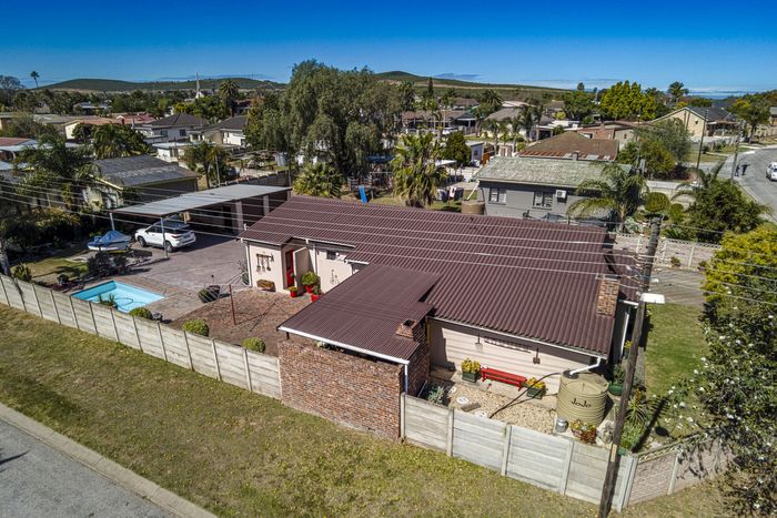 For Sale: 4-Bedroom House in Manor Heights with Braai Room and Pool Access.