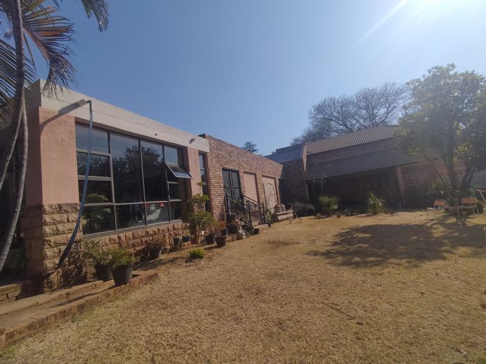 For Sale: House in Ninapark with 5 bedrooms, pool, gym, and ample parking.