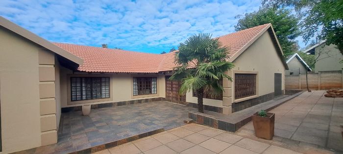 Cashan House For Sale: Spacious 4-bed, flatlet, open-plan living, and ample parking.