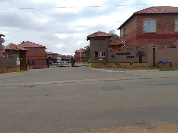 Waterval East Apartment For Sale: 3 Bedrooms, 2 Bathrooms, Secure Parking, Convenient Location.