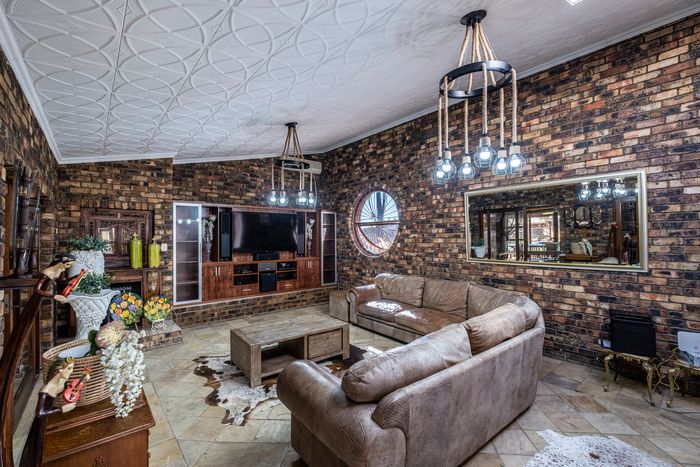 For Sale: House in Winterhoek Park with pool, double garage, and entertainment areas.