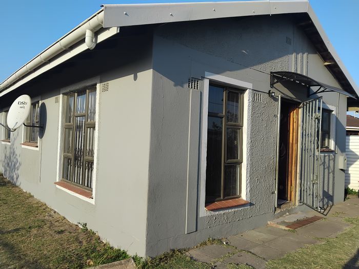 Three-bedroom house in Esikhawini Central, secure yard, near schools and transport. For Sale.