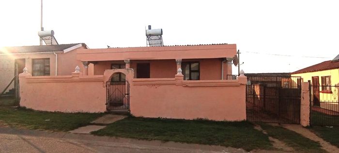 Kwanobuhle House For Sale: Two bedrooms, flatlets, large backyard, close to amenities.