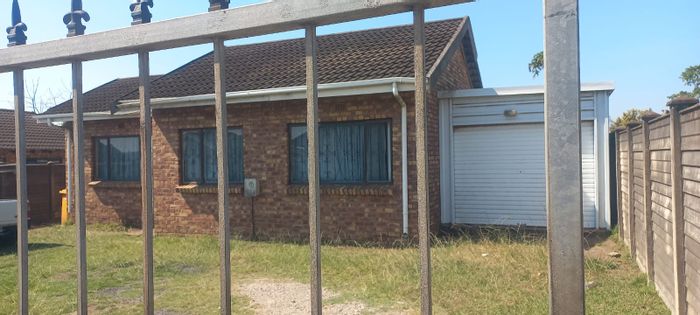 For Sale: House in Esikhawini Central with 3 beds, flatlet, and large yard.