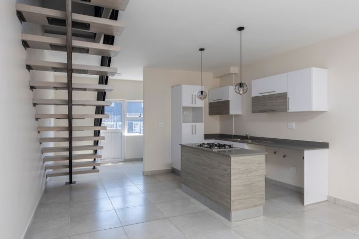 Park Hill Townhouse To Rent: 2 beds, patio, secure complex, parking, inverter system.