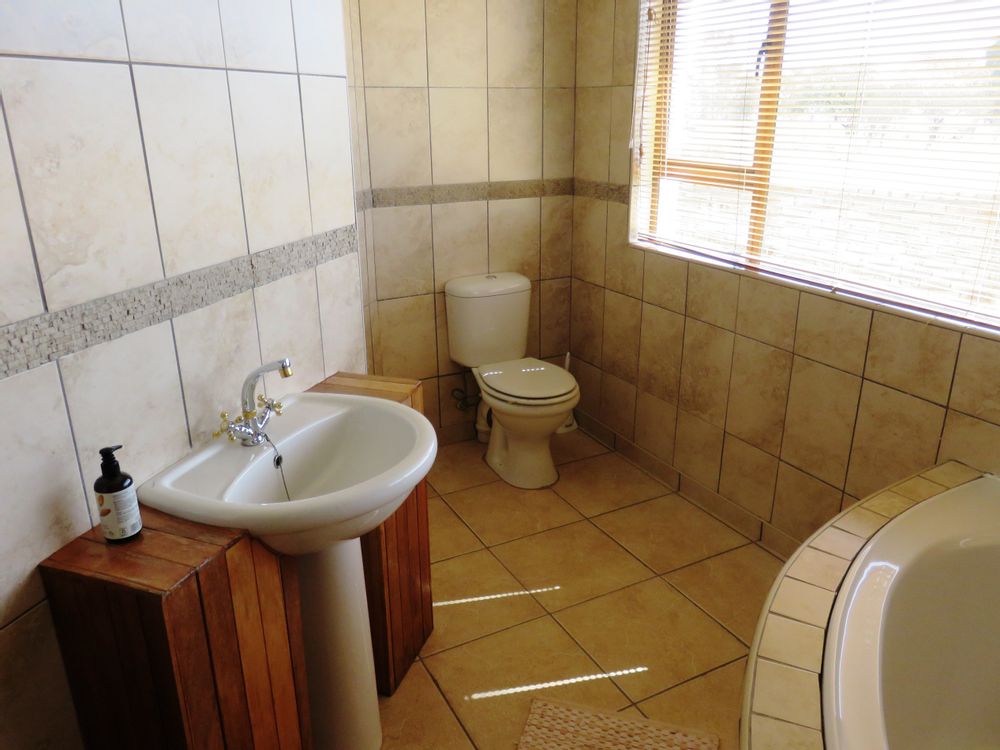 Main ensuite with bath