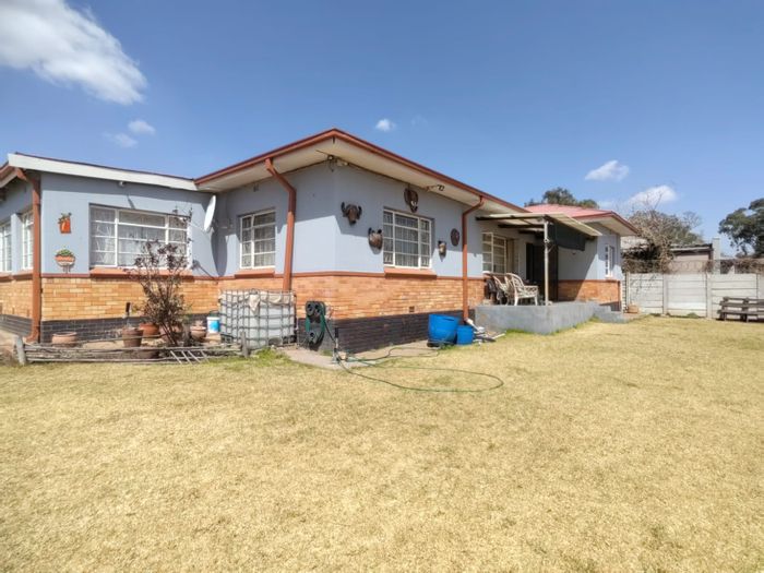 For Sale: House in Parys Central with 4 bedrooms, workshop, Koi pond, and Wi-Fi.